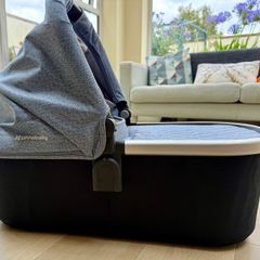 Uppababy bassinet with sheets and raincover