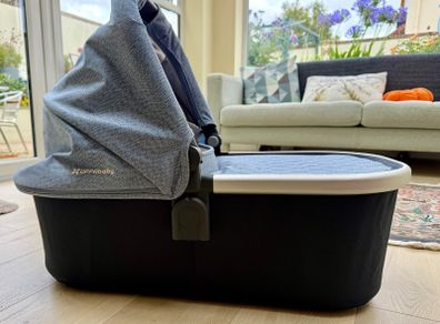 Uppababy bassinet with sheets and raincover