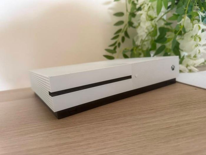 Xbox One S + 4 Games