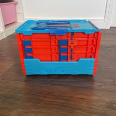 Hot Wheels Track Builder Race Crate with 2 Die-Cast Cars
