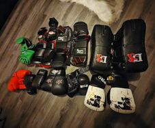 Muay thai boxing mma gloves shin pads shields set + weights