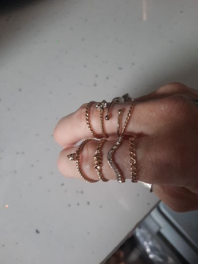 8 gold coloured rings