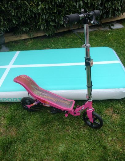 Space Scooter - Pink.(Foldable)+ 2 Kids skate pads set.Excellent working condition
