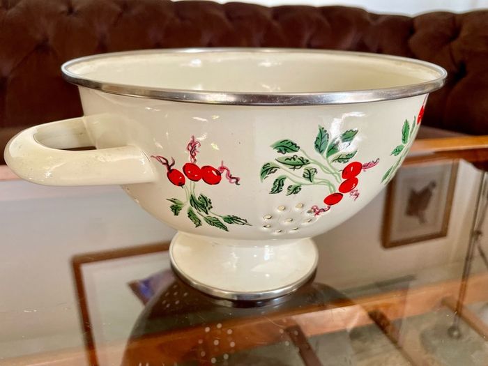 Vintage Pretty Rayware Metal Kitchen Sieve Enamelware Drainer