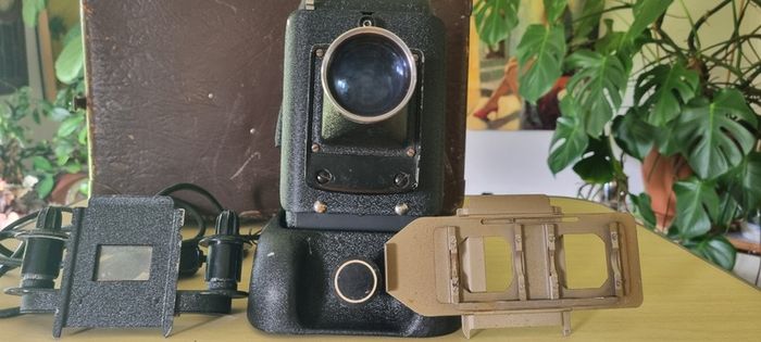 Vintage Neo-Diafant projector