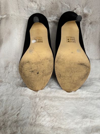 High-heeled shoes