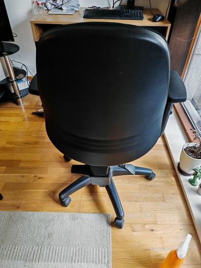 Ergonomic desk chair