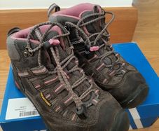 Girls Keen hiking boots RRP 70 sterling