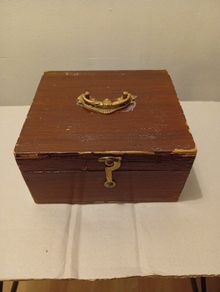 Antique Wooden box Sizes ((5 3/4 "x 5 1/4" x 3 "))