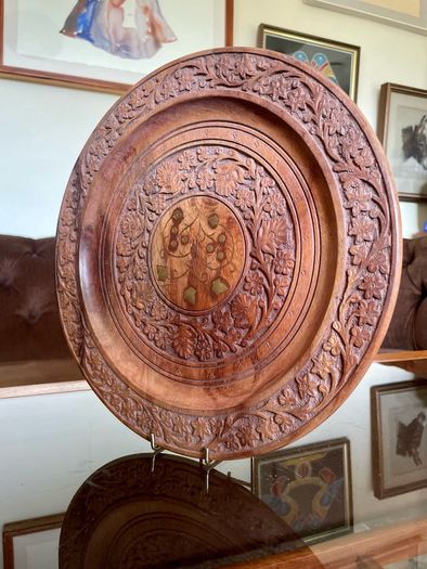 Beautiful vintage hand-carved wooden tray featuring an intricate floral border and a decorative brass inlay geometric star motif in the centre. The craftsmanship is detailed and very tactile, giving this piece a rich, warm character. The tray is solid and