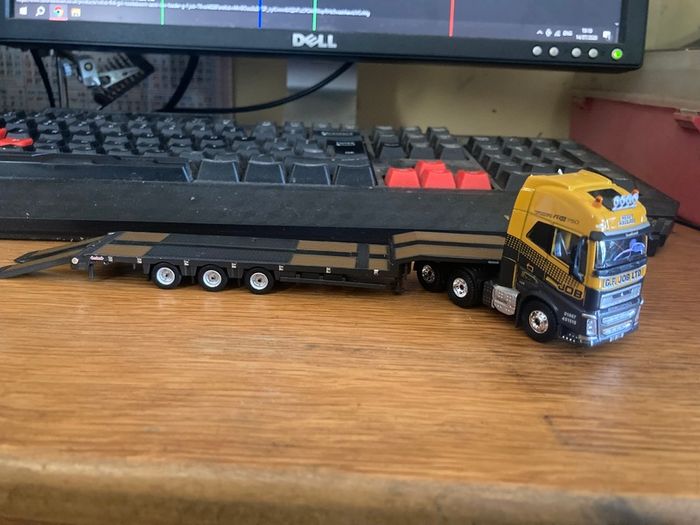 1:76 scale trucks x 2