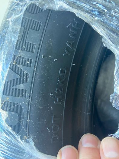4x Kumho Crugen Premium KL33 SUV Tyres - Unused - 105H