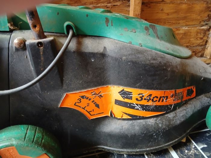 Electric lawnmower