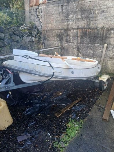 Boat 600 Mercury 2.5 outboard  ,40000 electri