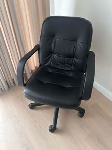 Black office chair