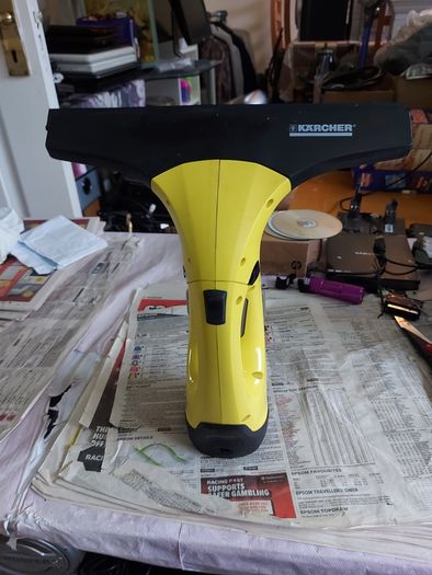 KARCHER Portable screen washer, in excellent condition, missing the the charger power supply