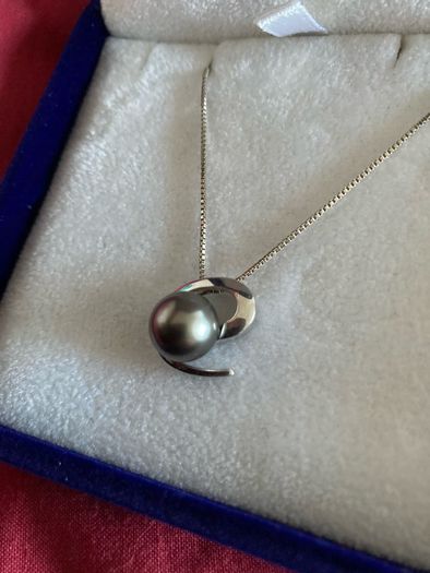 Black pearl pendant  ( with certificate)