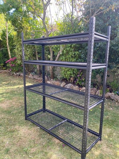 Metal shelving unit