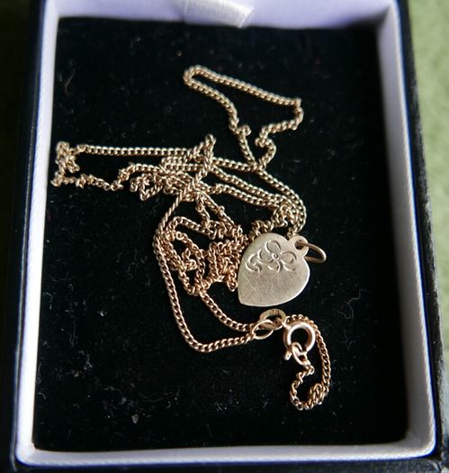 Vintage 9ct Gold 375 Gold Engraved Heart Pendant and chain 2,7g L-12"