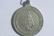 A vintage Miraculous Medal of the BVM (Blessed Virgin Mary) 1950s to 1970s