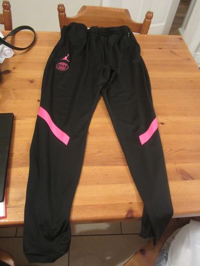 Jordan      black and pink      size L