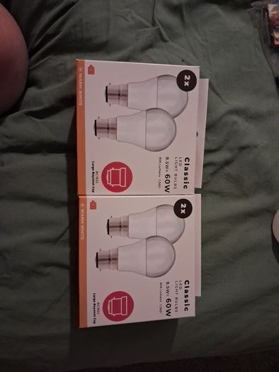 60w light bulbs B22 (three)