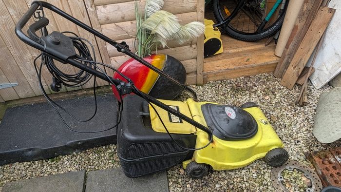 Electric lawnmower