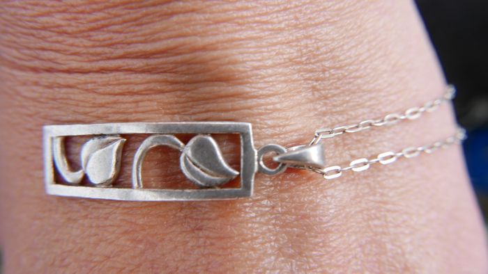 Vintage Sterling Silver 925 Floral Pendant  and Sterling Silver Chain 3g