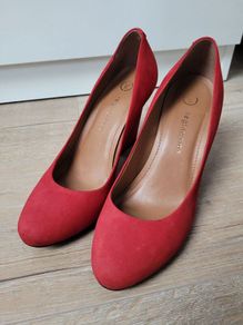 Gorgeous red suede high heels - UK 4