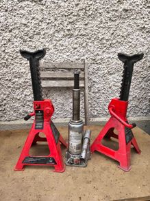 4 Ton Bottle Jack & 2 Ton Axle Stands. Excellent Condition