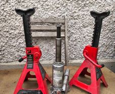 4 Ton Bottle Jack & 2 Ton Axle Stands. Excellent Condition