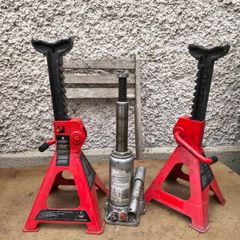 4 Ton Bottle Jack & 2 Ton Axle Stands. Excellent Condition