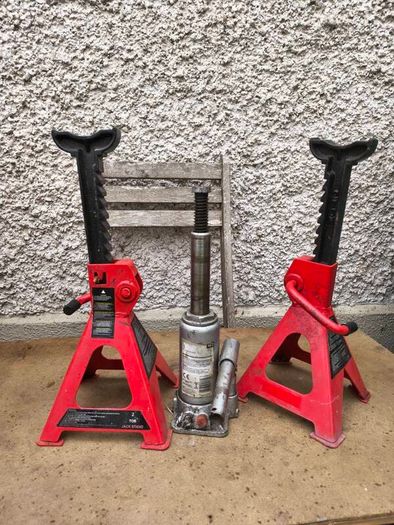 4 Ton Bottle Jack & 2 Ton Axle Stands. Excellent Condition