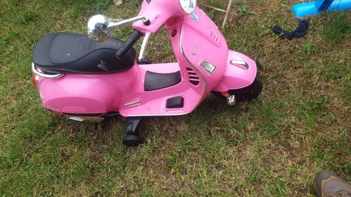 Vespa Scooter 7.2V Lithium Electric Ride On