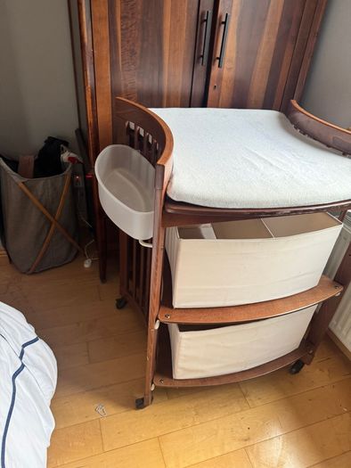 Stokke Changing table and cot in warm brown colour