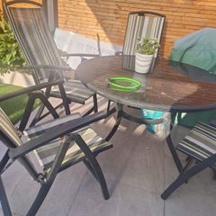 garden table and chairs