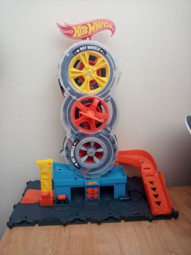 Hot Wheels City super twist tire shop.