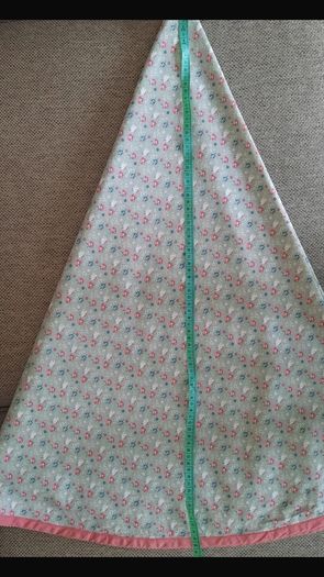 Cotton floral round tablecloth 160cm diameter new and in excellent condition with no issues FREE STANDARD POSTAGE INCLUDED