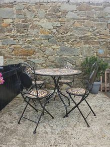 garden table and chairs