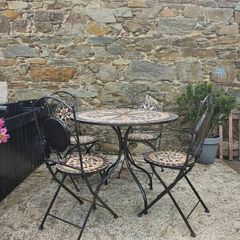 garden table and chairs