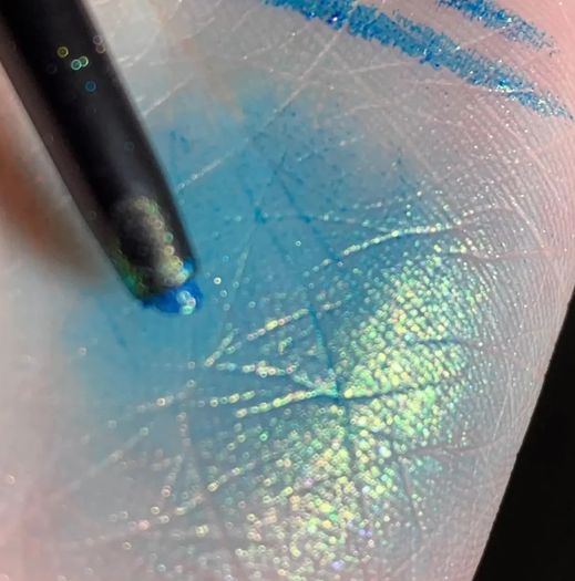 Girlcult C-Beauty The Classic of Bizzare Tales Multichrome Eyeliner in Shade 24 Light Change Weightless Blue