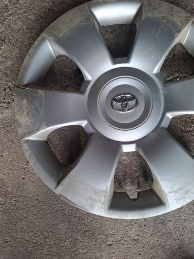 Toyota Yaris original wheel trim #2 with small crack