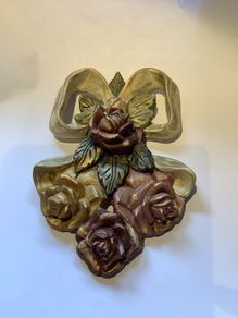 Vintage -style decorative floral wall hanging