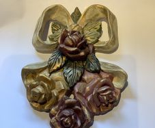 Vintage -style decorative floral wall hanging