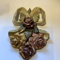Vintage -style decorative floral wall hanging