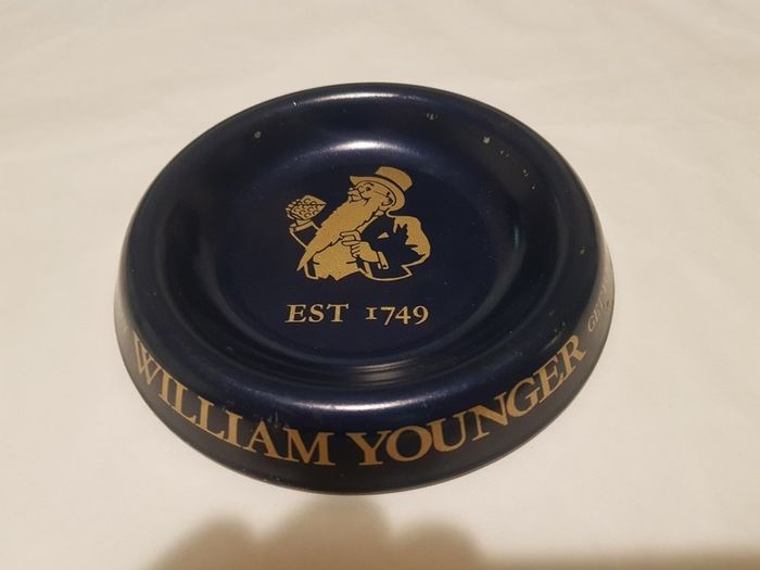 william younger ashtray ,,lovely deep blue ,great colour & advertising,,collectors piece  ,few marks ,,price includes post to anywhere in ireland, thank you.