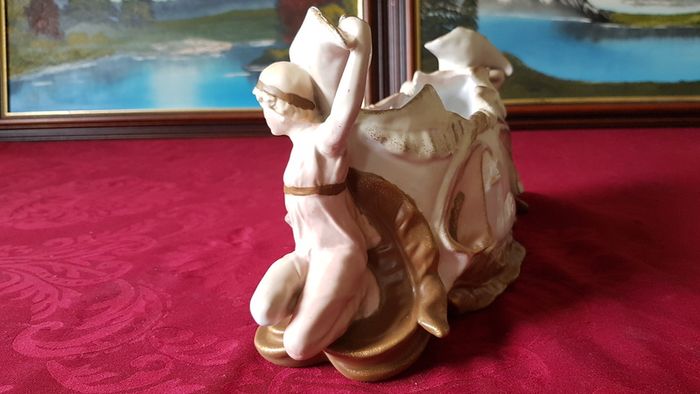 Circa 1897-1906 Collector's Piece Antique  Ernst Wahliss Depose EW Turn Wien Large Porcelain Centerpiece Vase / Jardiniere  Made In Austria