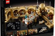 Retired LEGO Star Wars 75290 Mos Eisley Cantina