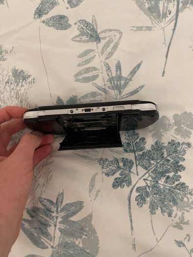 psp 3000 ( comes with charger ,screen protector and new battery)