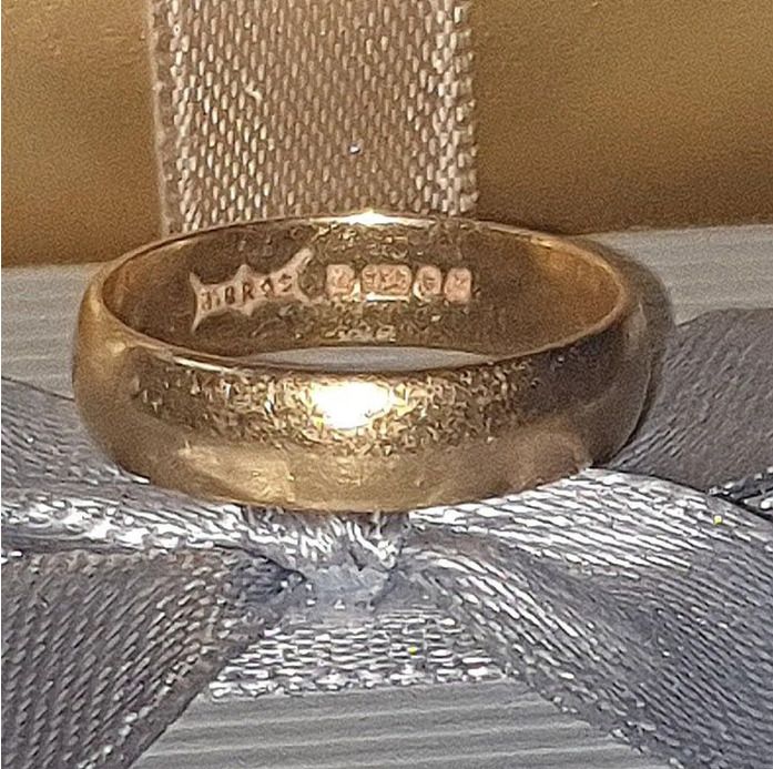 Pristine Vintage 22ct Gold Wedding Band-B.BROS
